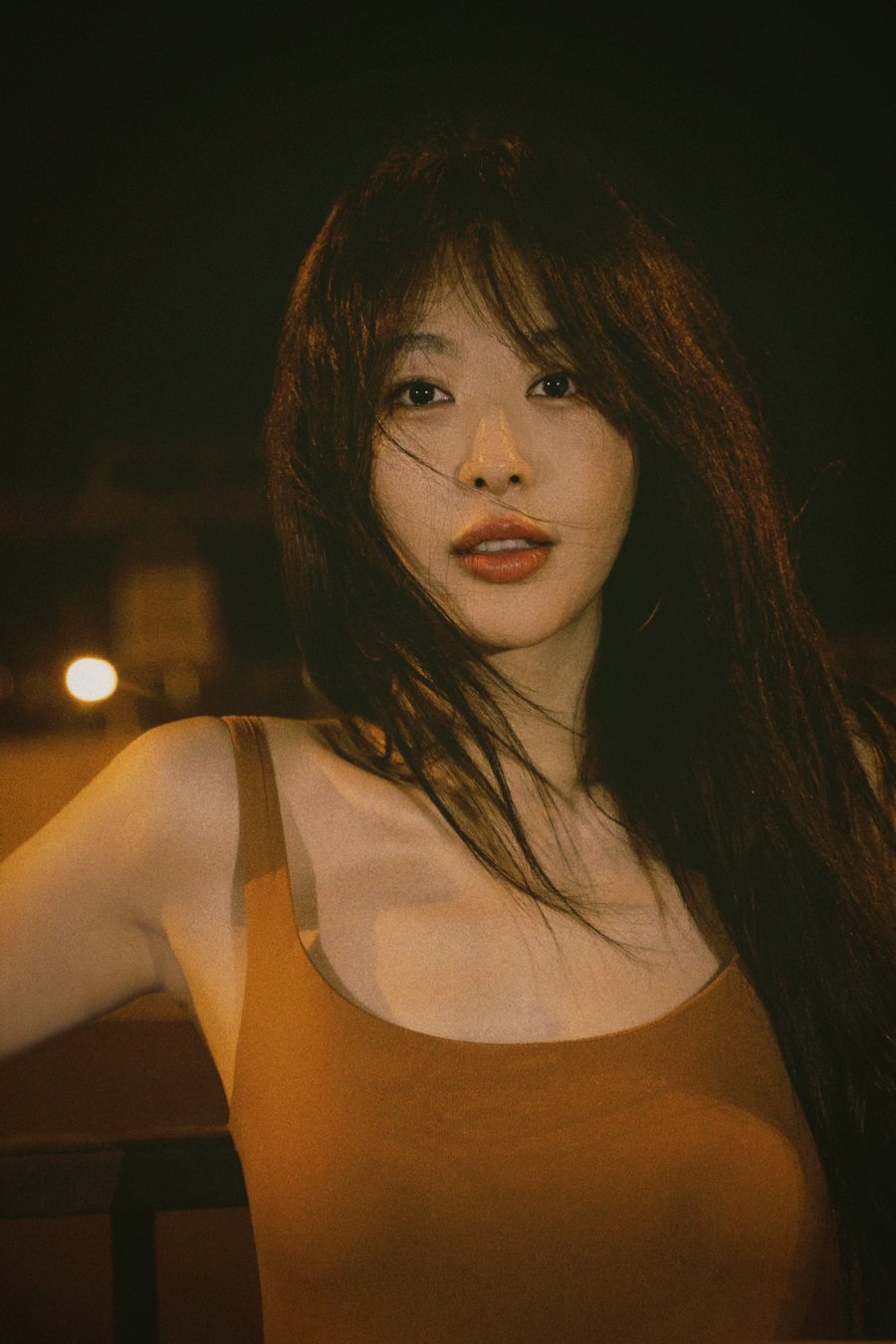 李菲儿咖啡色背心夜拍，夏末一夜至秋-第8张图片-风享汇