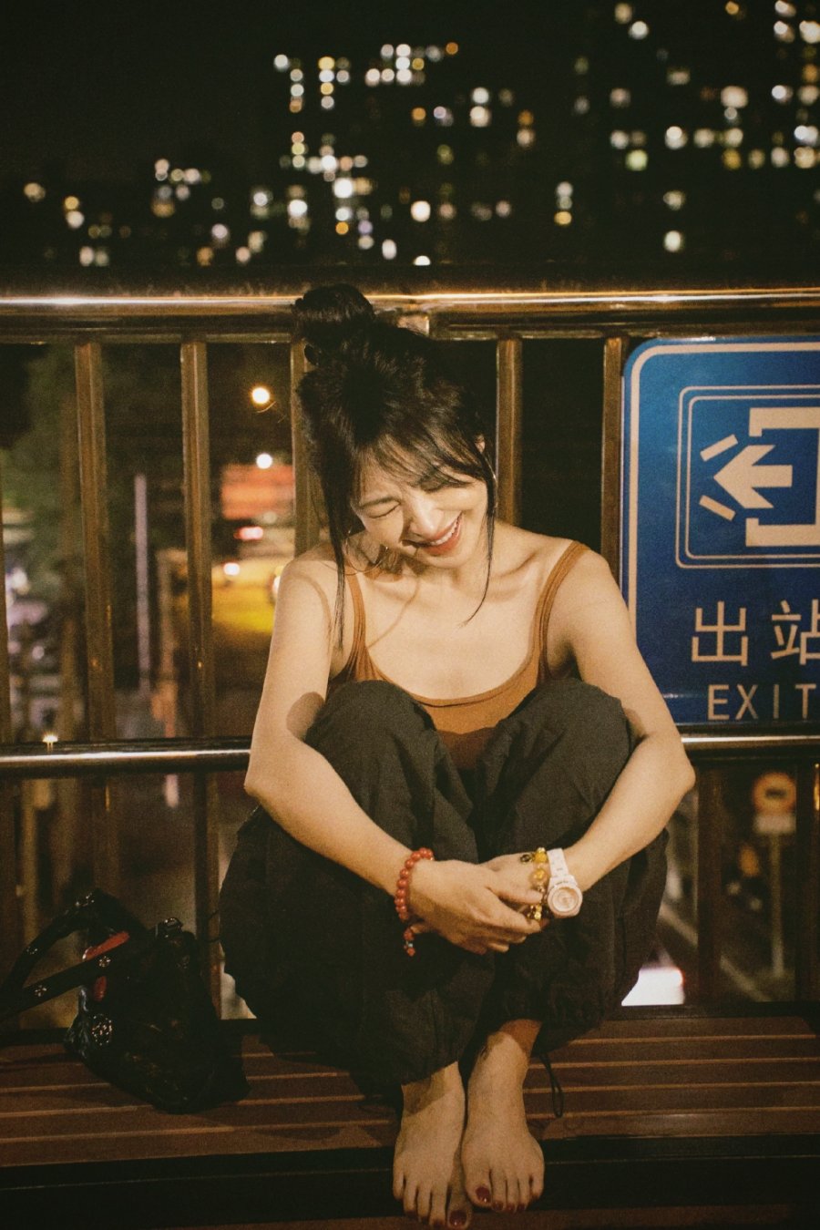 李菲儿咖啡色背心夜拍，夏末一夜至秋-第9张图片-风享汇