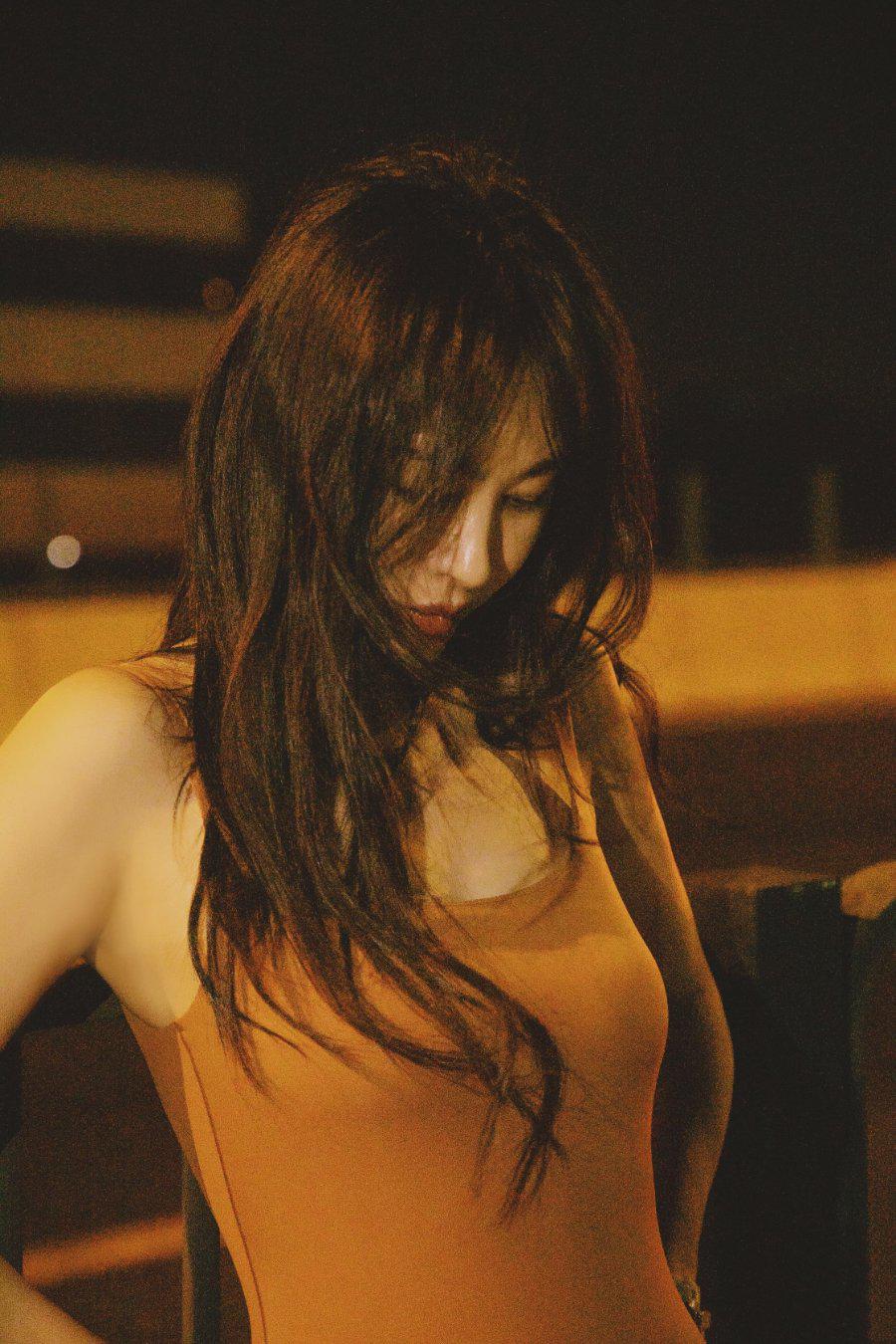 李菲儿咖啡色背心夜拍，夏末一夜至秋-第5张图片-风享汇
