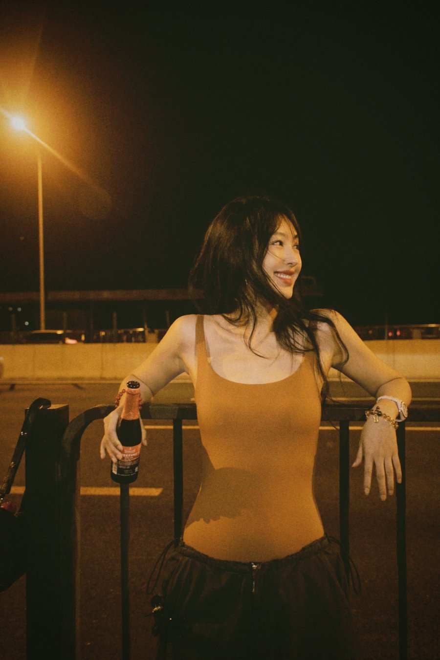 李菲儿咖啡色背心夜拍，夏末一夜至秋-第2张图片-风享汇