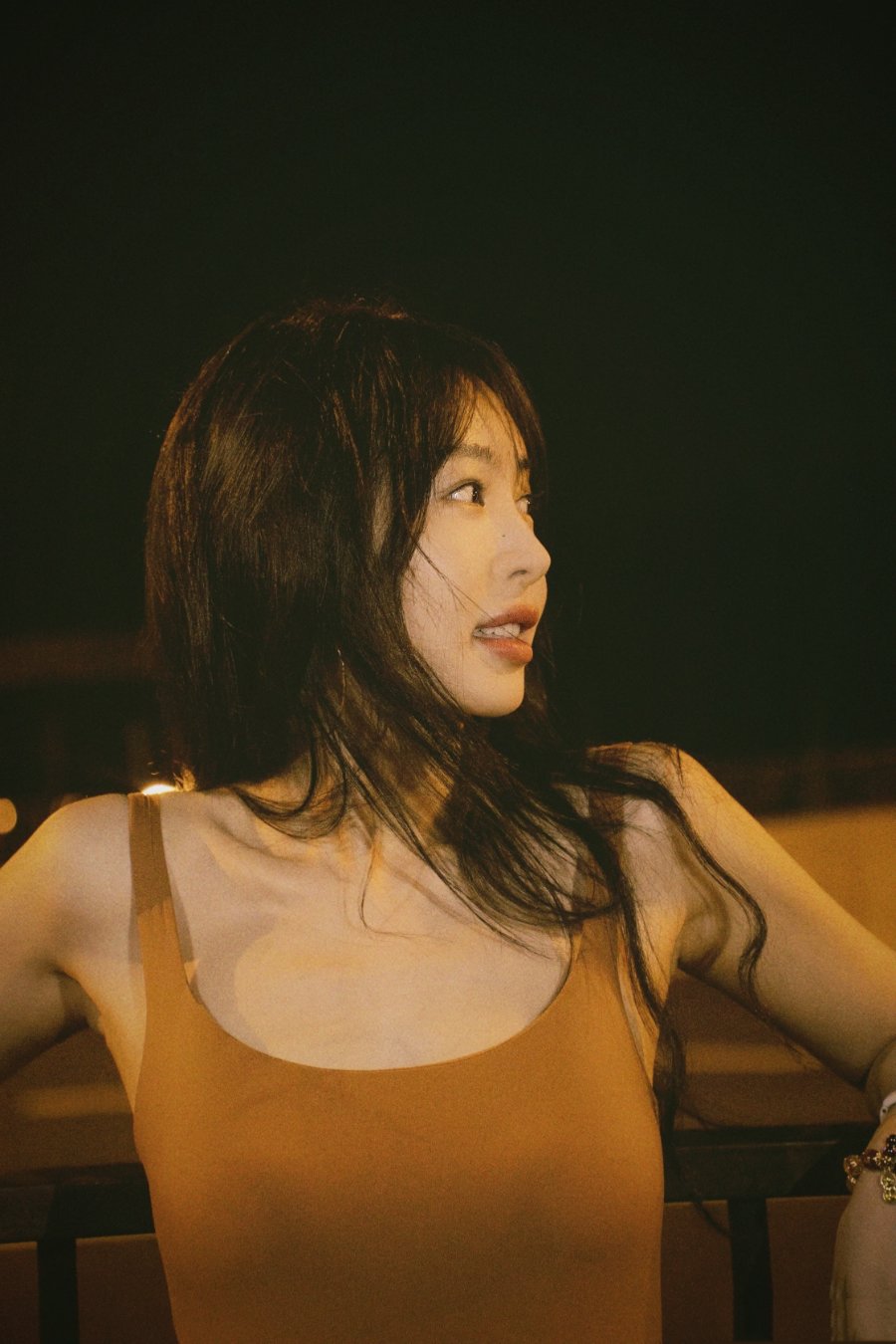 李菲儿咖啡色背心夜拍，夏末一夜至秋-第3张图片-风享汇