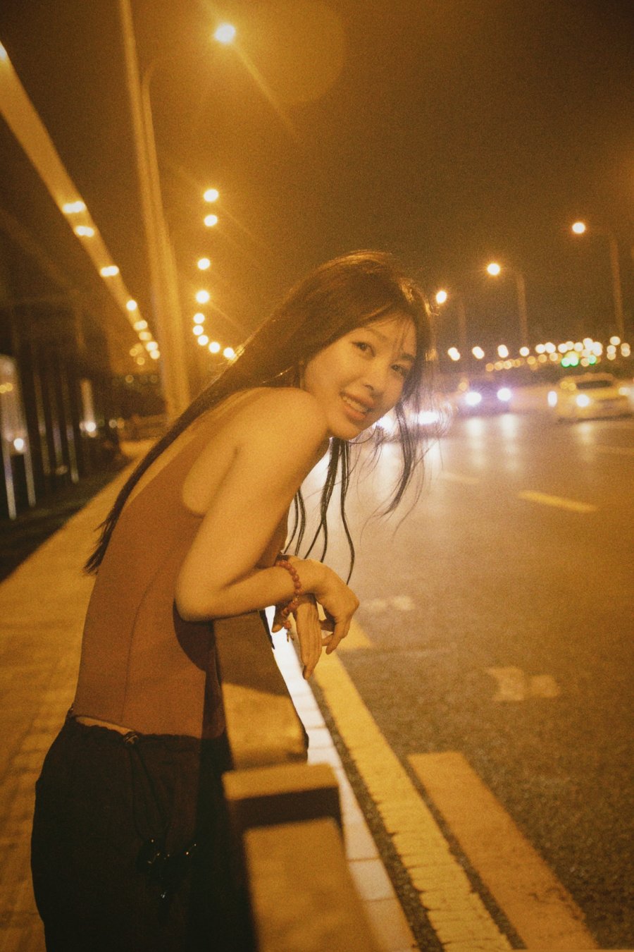 李菲儿咖啡色背心夜拍，夏末一夜至秋-第4张图片-风享汇