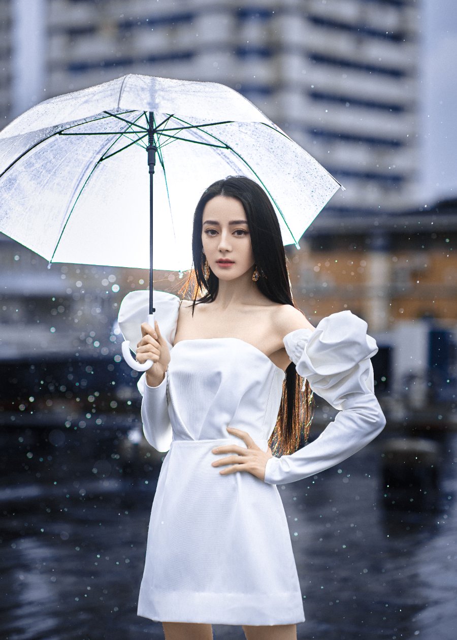 迪丽热巴天台撑伞大片，白裙高跟柔-第2张图片-风享汇