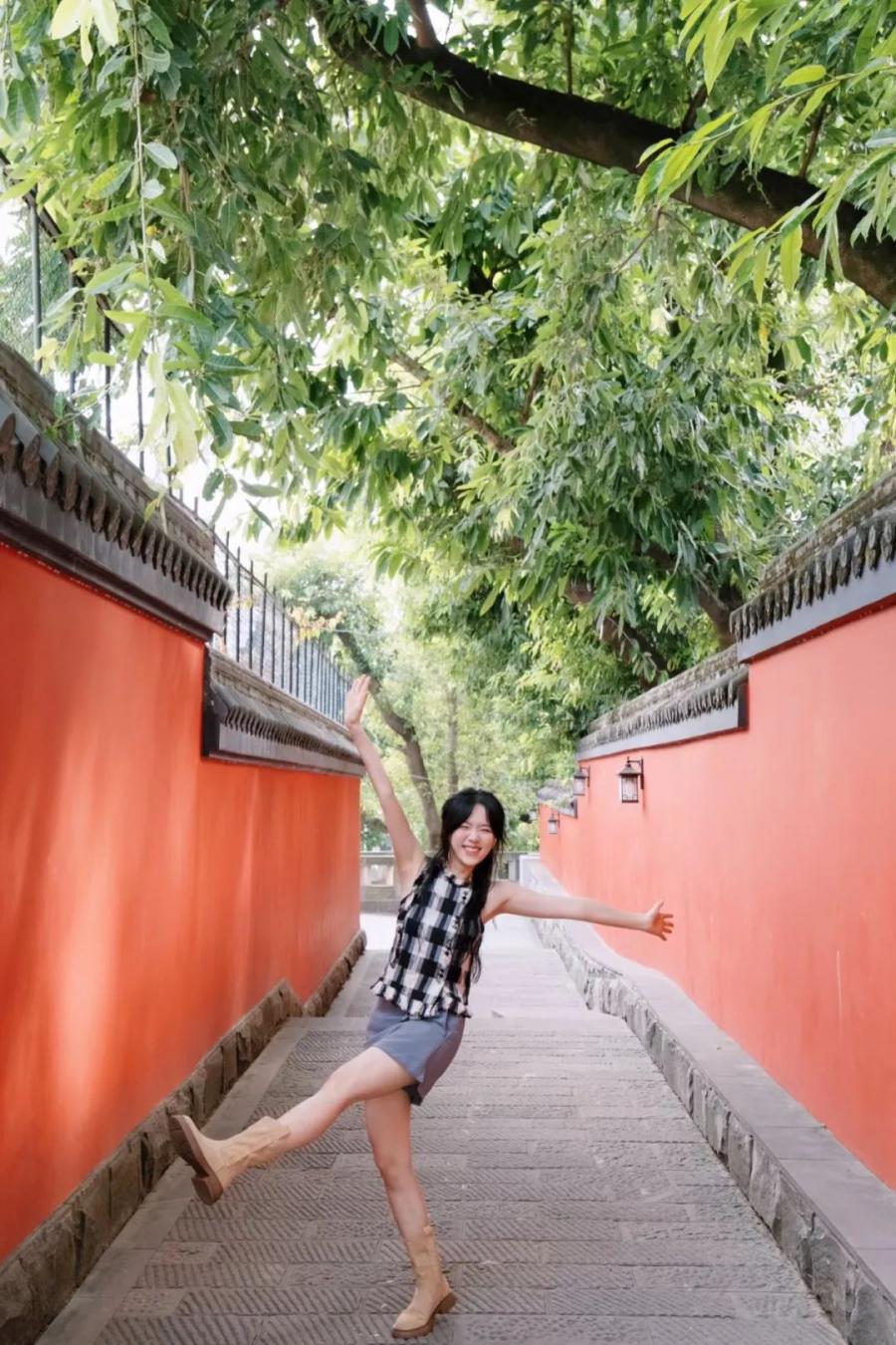 告别拍照“尴尬症”！这些场景姿势，帮你留住美好时光！-第7张图片-风享汇