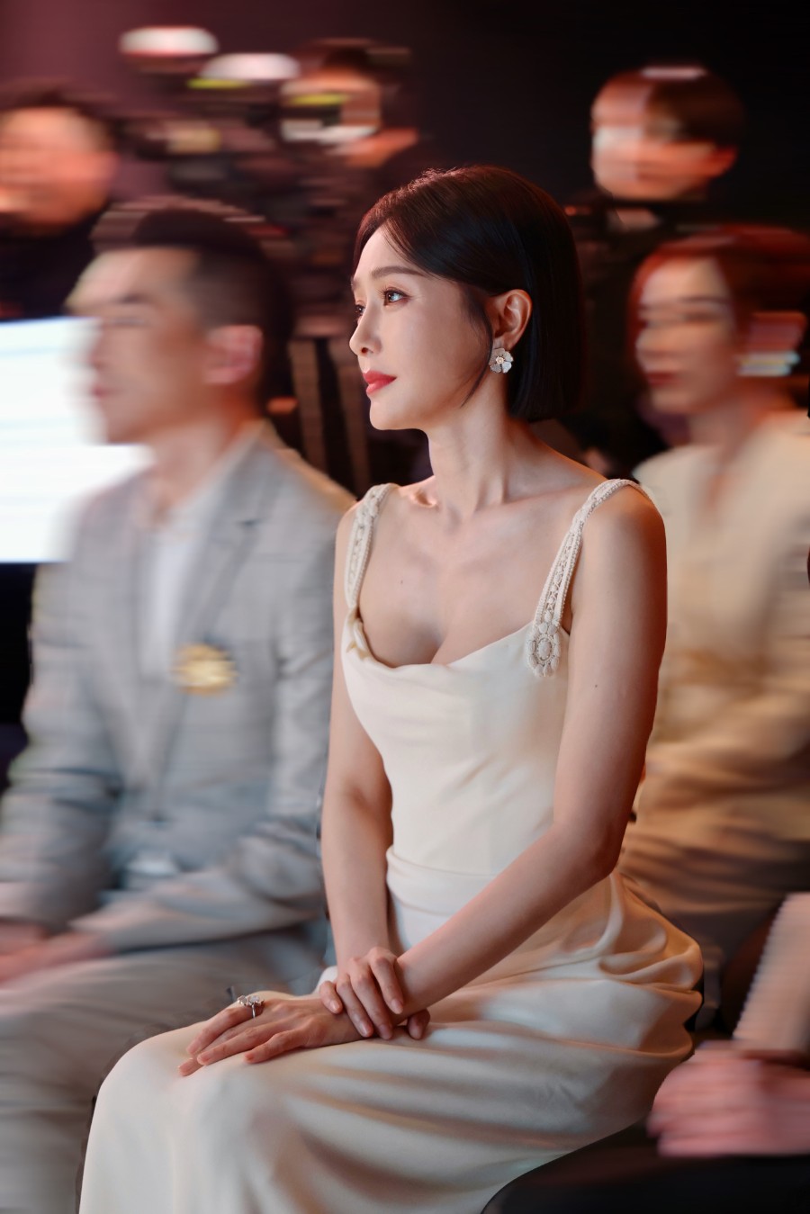 秦岚白色吊带礼裙，极致诱惑-第10张图片-风享汇
