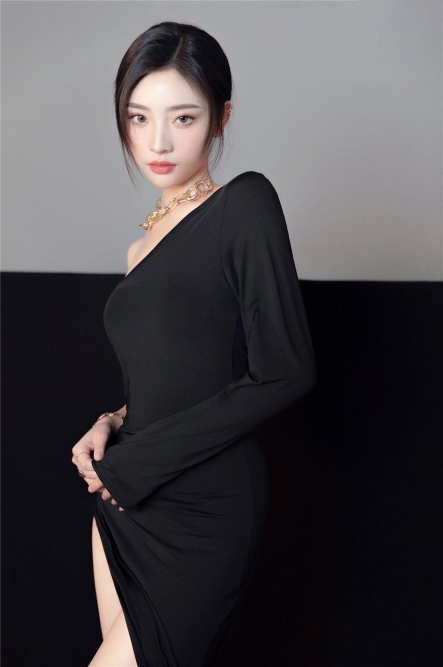 单肩黑裙诠释独特气质美女-第5张图片-风享汇