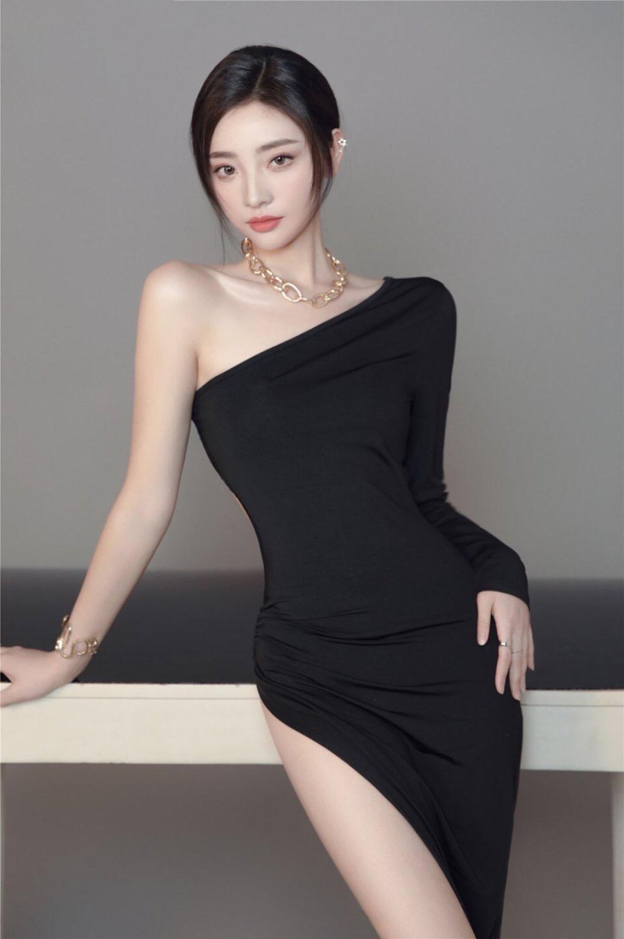单肩黑裙诠释独特气质美女-第2张图片-风享汇