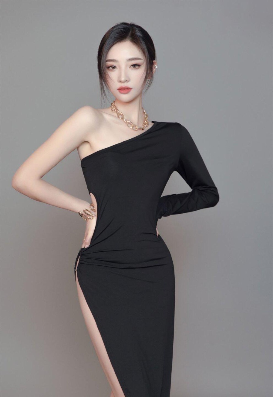 单肩黑裙诠释独特气质美女-第7张图片-风享汇