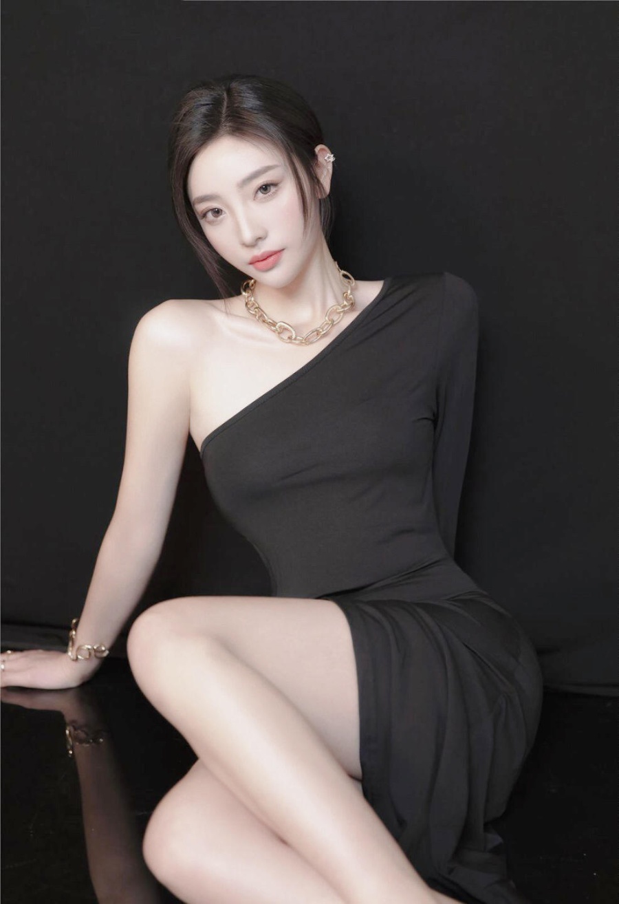 单肩黑裙诠释独特气质美女-第3张图片-风享汇