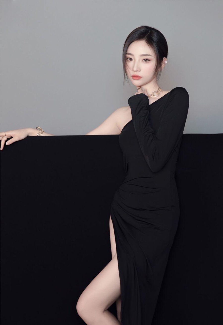单肩黑裙诠释独特气质美女-第4张图片-风享汇