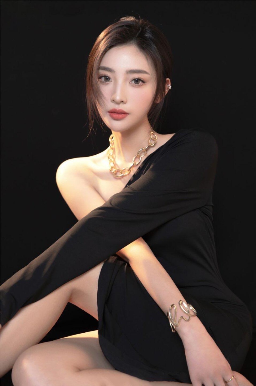 单肩黑裙诠释独特气质美女-第9张图片-风享汇