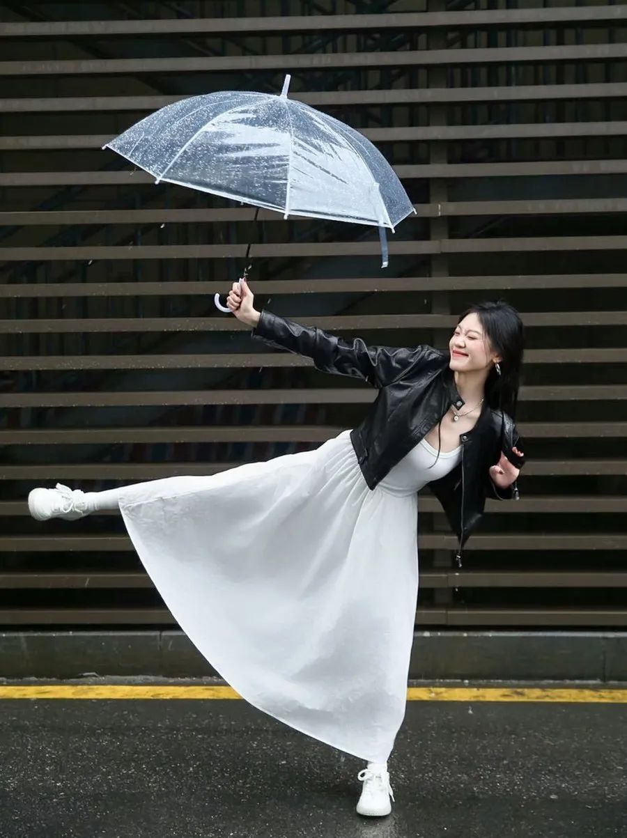 雨天甜酷风拍照！9 组透明伞姿势，轻松拿捏氛围感-第2张图片-风享汇