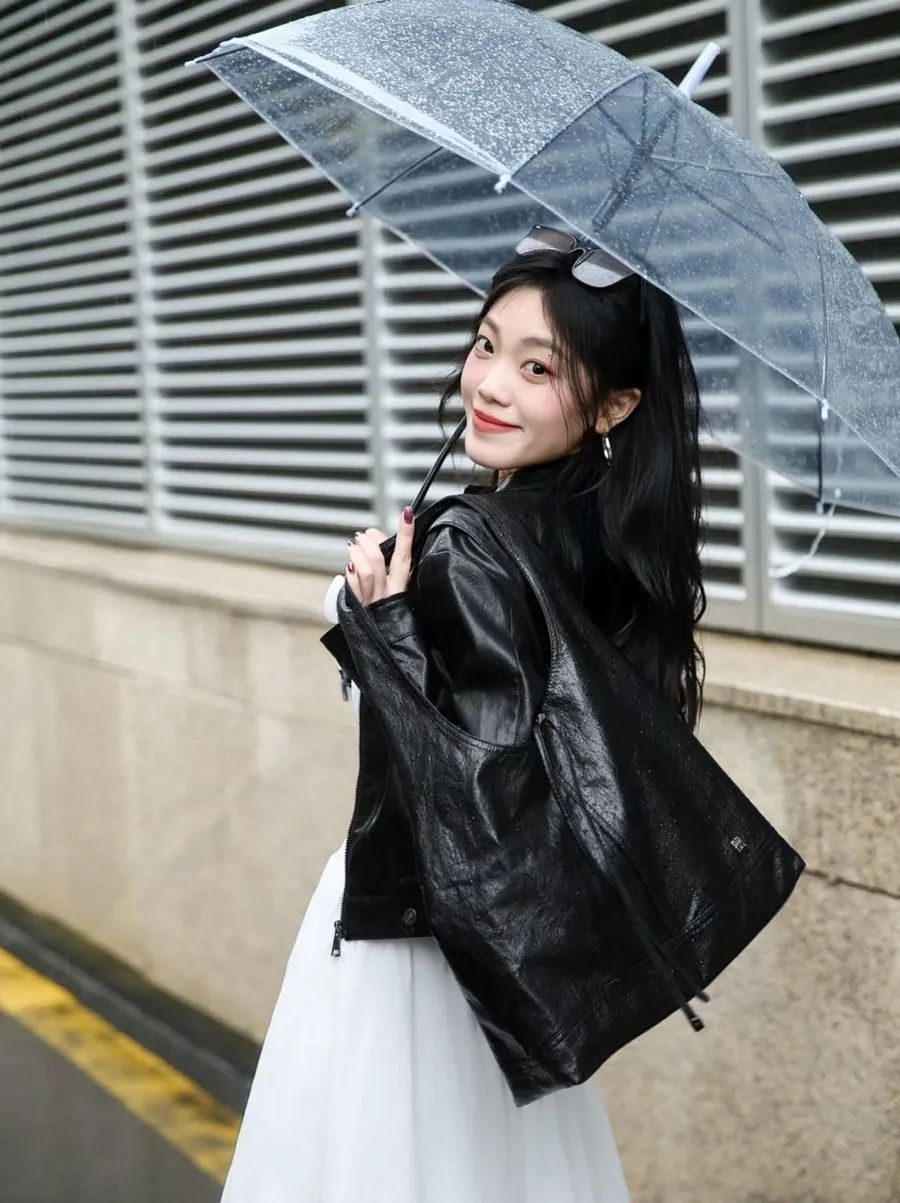 雨天甜酷风拍照！9 组透明伞姿势，轻松拿捏氛围感-第7张图片-风享汇