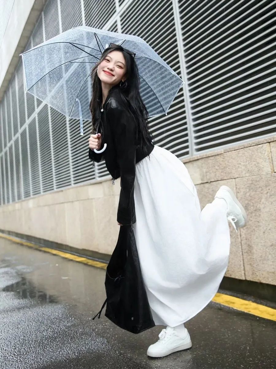 雨天甜酷风拍照！9 组透明伞姿势，轻松拿捏氛围感-第6张图片-风享汇