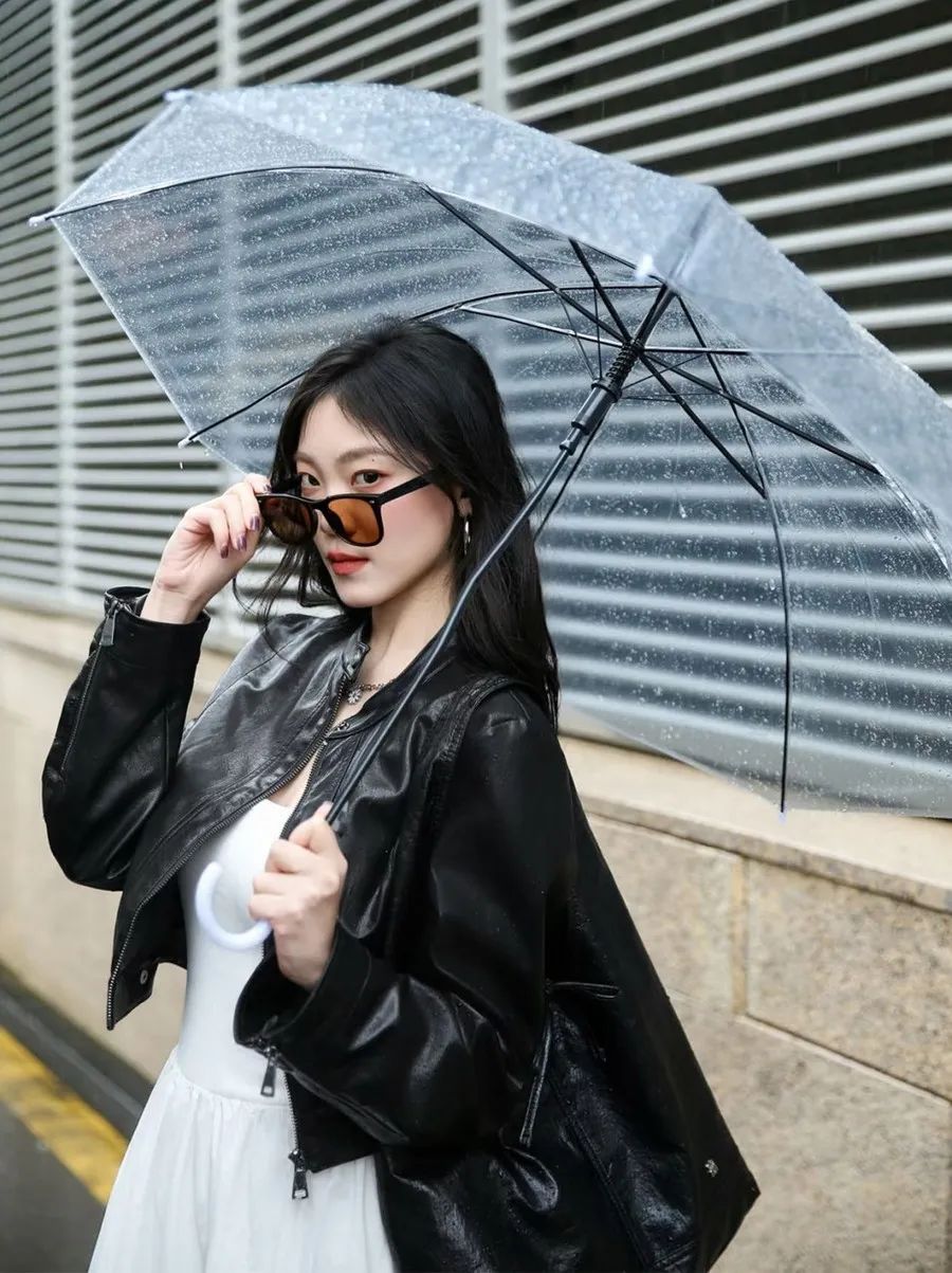 雨天甜酷风拍照！9 组透明伞姿势，轻松拿捏氛围感-第8张图片-风享汇