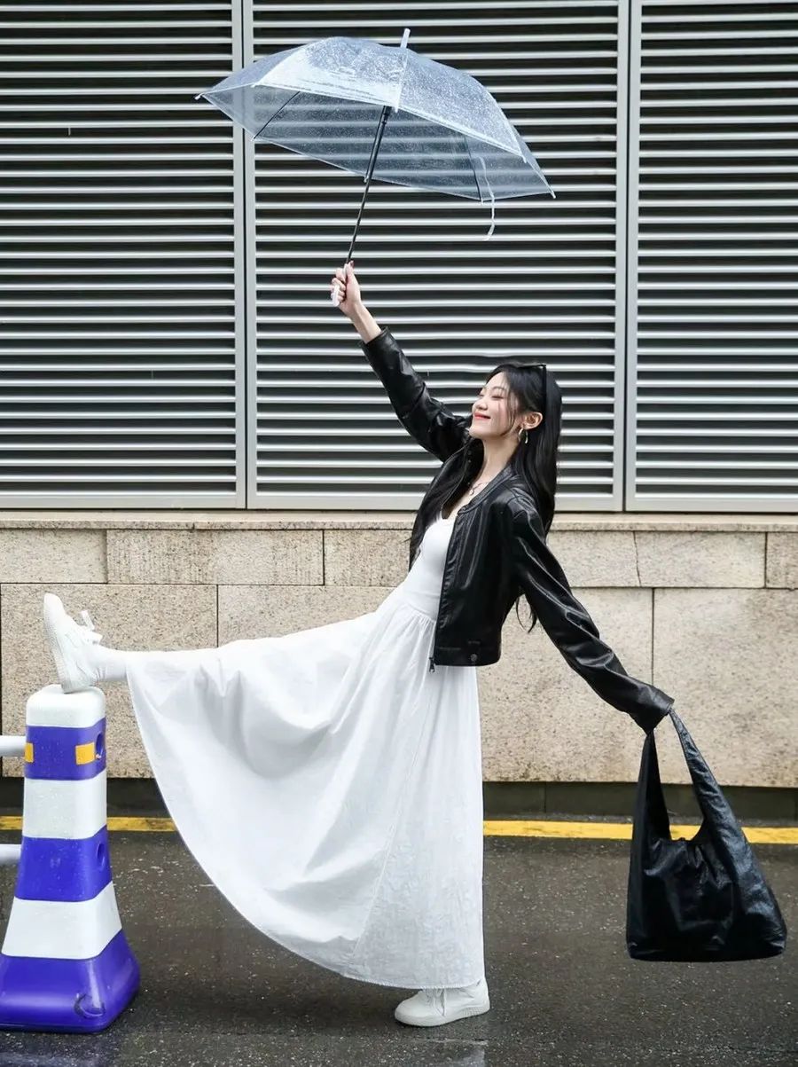 雨天甜酷风拍照！9 组透明伞姿势，轻松拿捏氛围感-第9张图片-风享汇