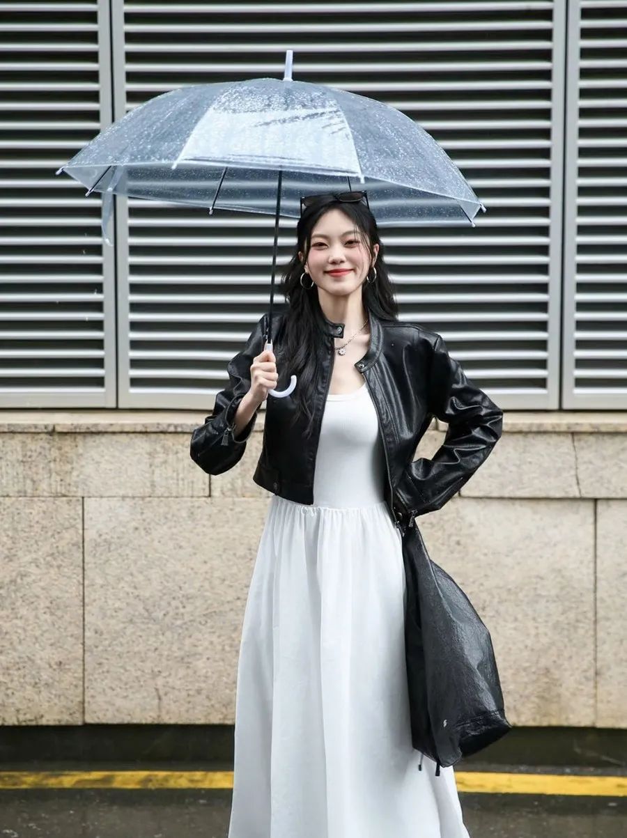 雨天甜酷风拍照！9 组透明伞姿势，轻松拿捏氛围感-第10张图片-风享汇
