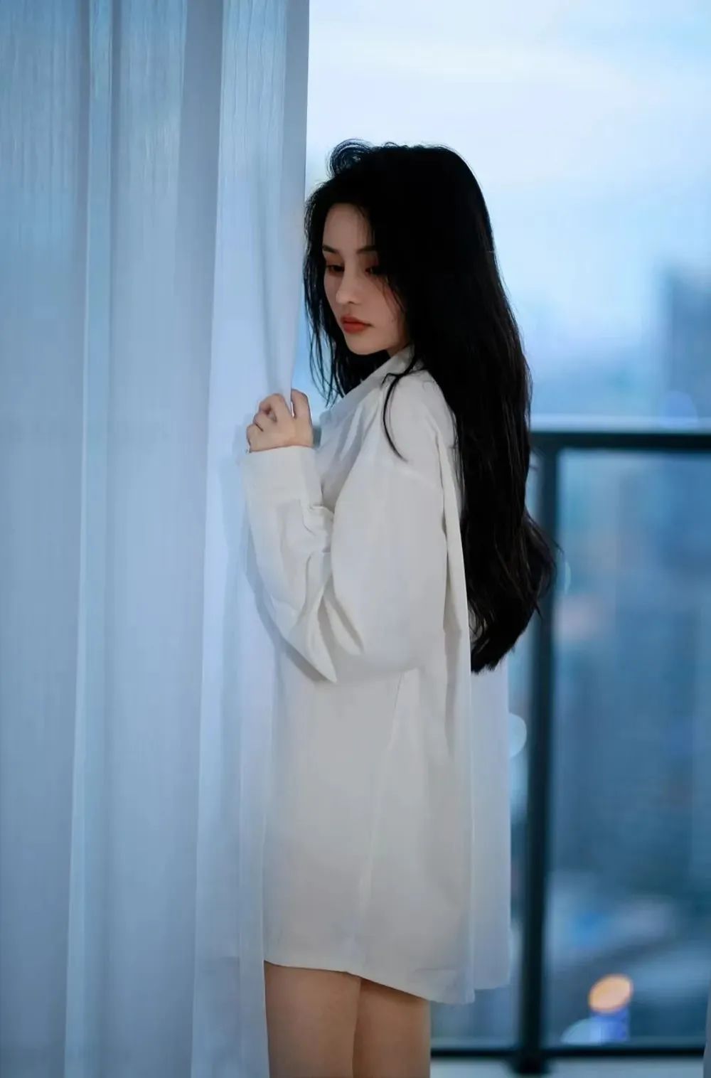 窗边白衬衫拍照!6个姿势解锁清冷高级感美照-第6张图片-风享汇 窗边白衬衫拍照!6个姿势解锁清冷高级感美照-第6张图片-风享汇