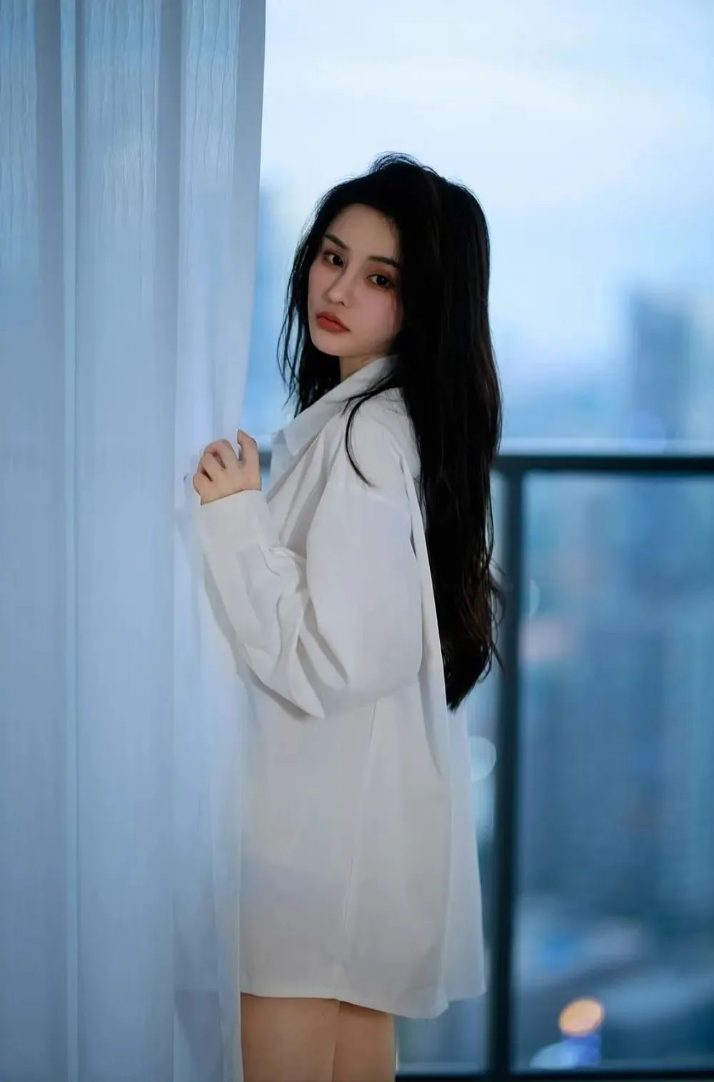 窗边白衬衫拍照!6个姿势解锁清冷高级感美照-第7张图片-风享汇 窗边白衬衫拍照!6个姿势解锁清冷高级感美照-第7张图片-风享汇