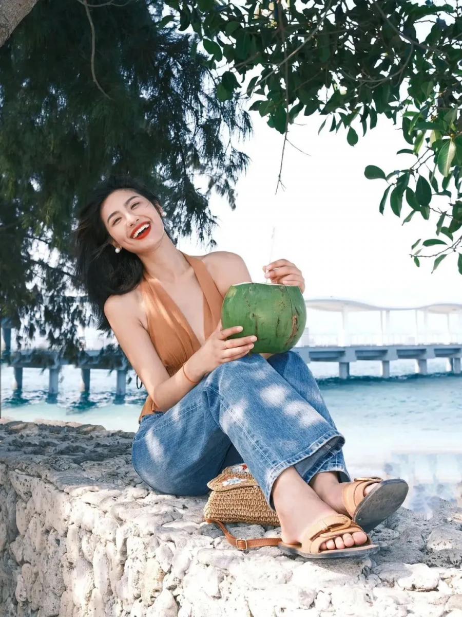 海边度假怎么拍?10个松弛感姿势,拍氛围感美照-第6张图片-风享汇 海边度假怎么拍?10个松弛感姿势,拍氛围感美照-第6张图片-风享汇