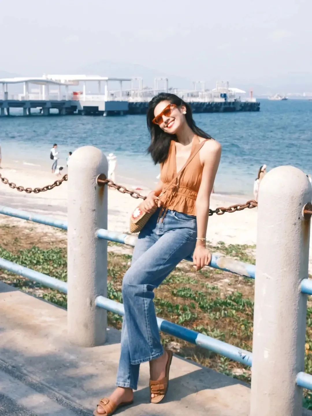 海边度假怎么拍?10个松弛感姿势,拍氛围感美照-第5张图片-风享汇 海边度假怎么拍?10个松弛感姿势,拍氛围感美照-第5张图片-风享汇