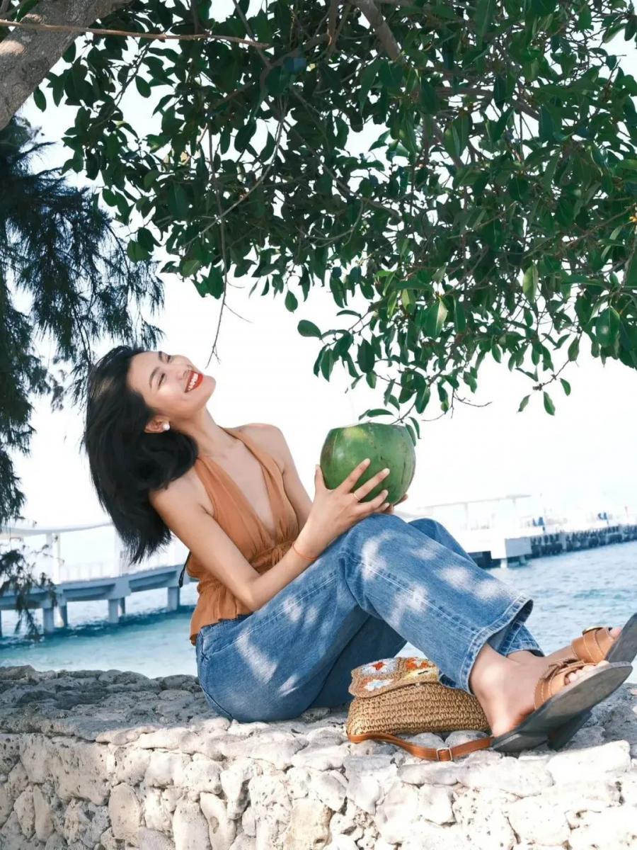 海边度假怎么拍?10个松弛感姿势,拍氛围感美照-第8张图片-风享汇 海边度假怎么拍?10个松弛感姿势,拍氛围感美照-第8张图片-风享汇