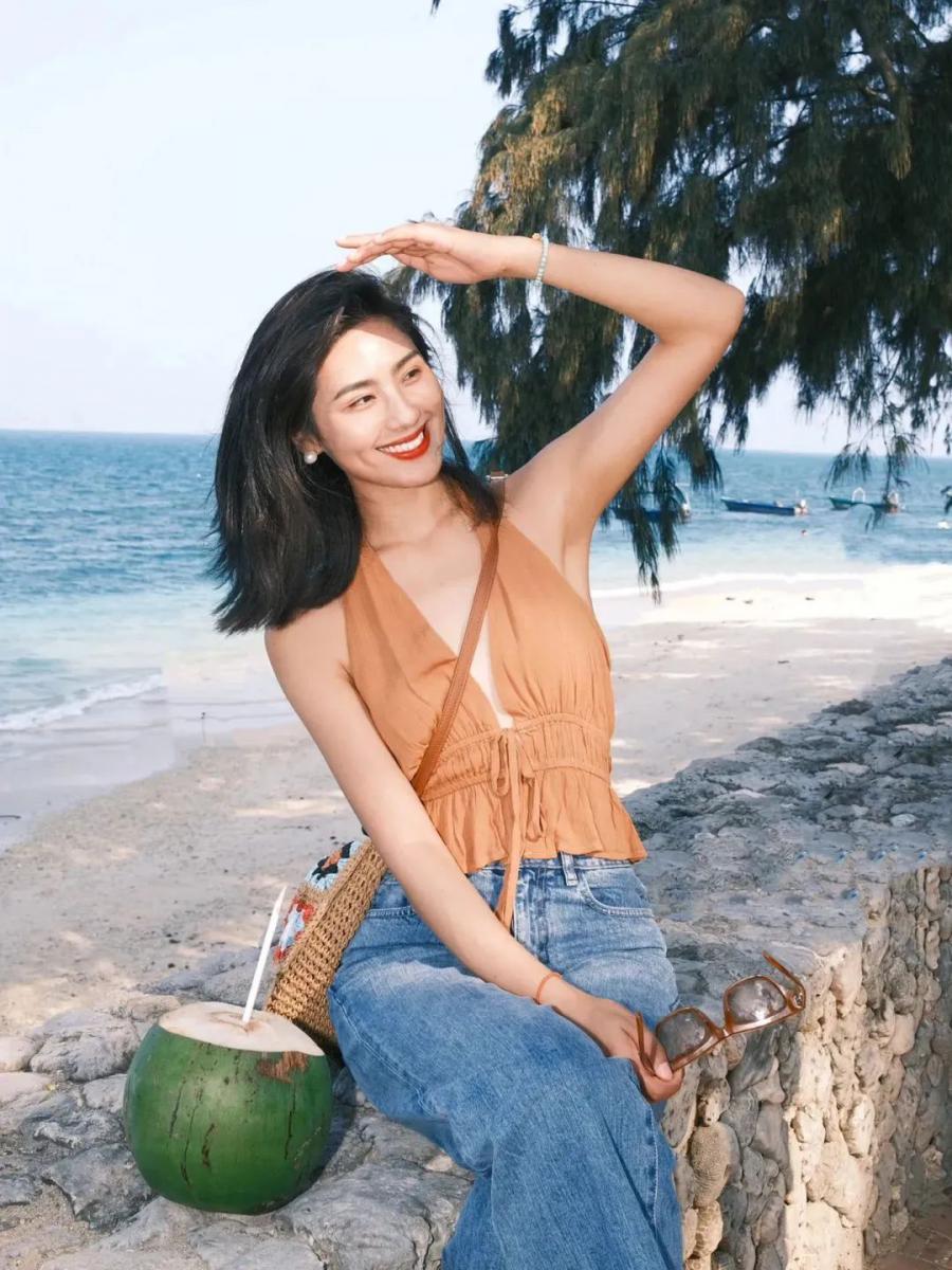 海边度假怎么拍?10个松弛感姿势,拍氛围感美照-第11张图片-风享汇 海边度假怎么拍?10个松弛感姿势,拍氛围感美照-第11张图片-风享汇