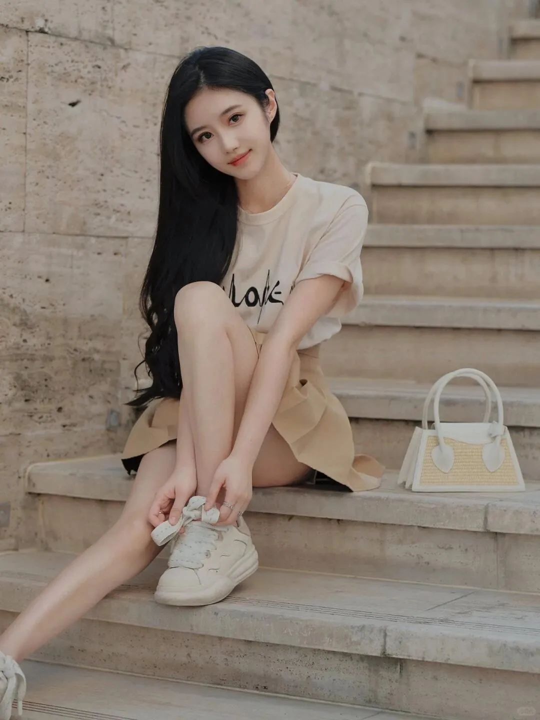 小裙子摄影术|七个姿势解锁氛围感美照-第3张图片-风享汇 小裙子摄影术|七个姿势解锁氛围感美照-第3张图片-风享汇