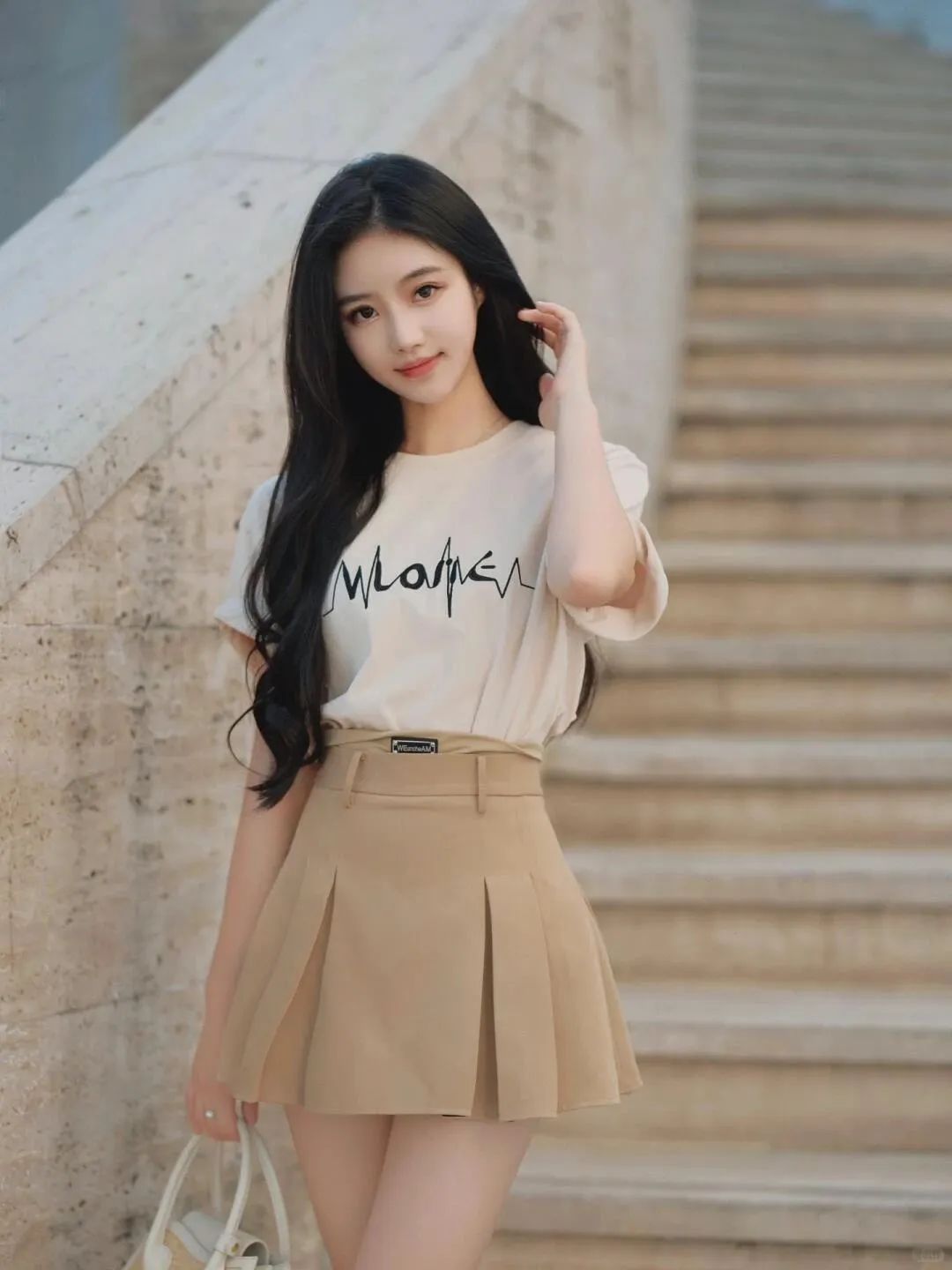 小裙子摄影术|七个姿势解锁氛围感美照-第4张图片-风享汇 小裙子摄影术|七个姿势解锁氛围感美照-第4张图片-风享汇