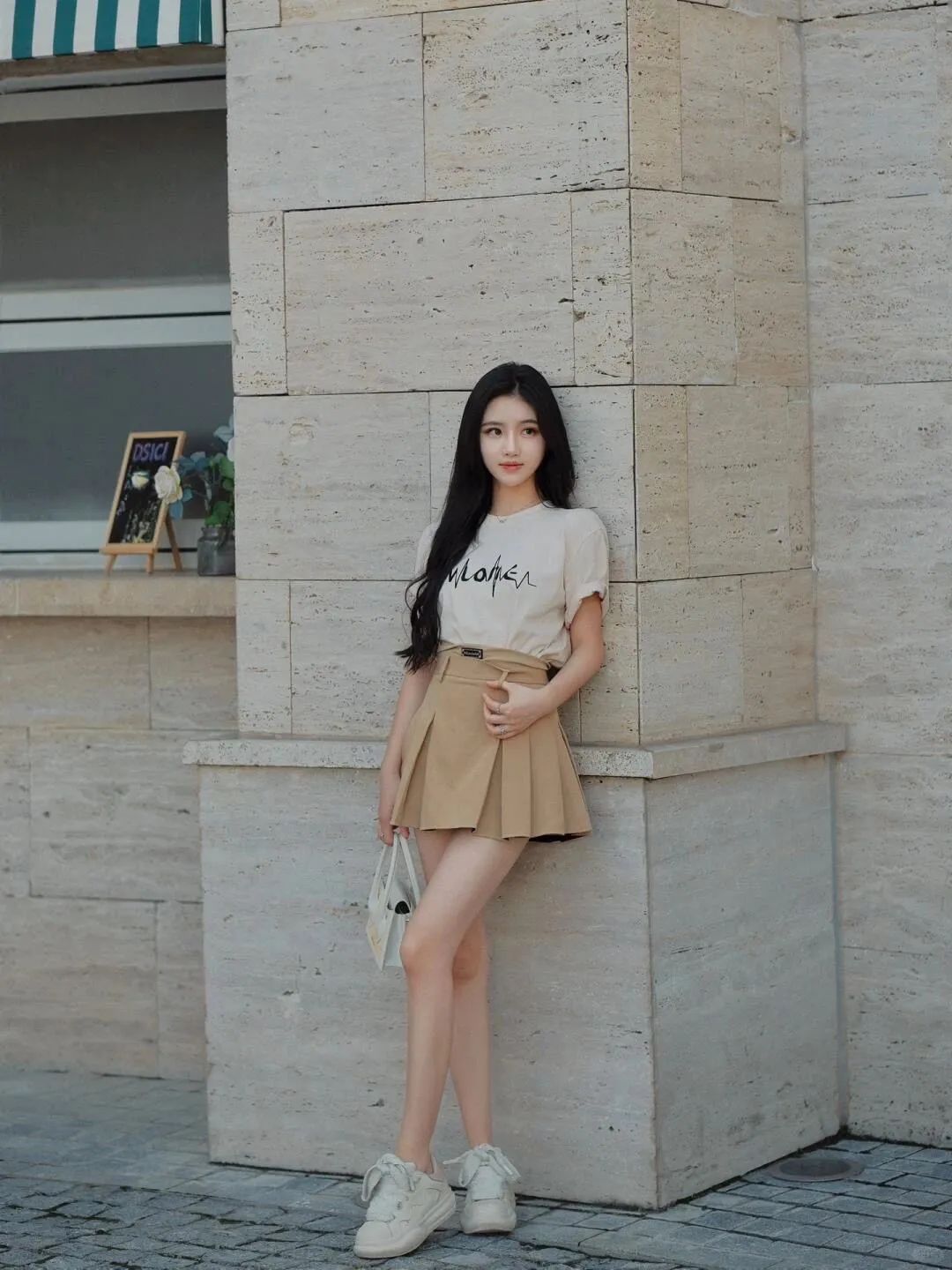 小裙子摄影术|七个姿势解锁氛围感美照-第5张图片-风享汇 小裙子摄影术|七个姿势解锁氛围感美照-第5张图片-风享汇