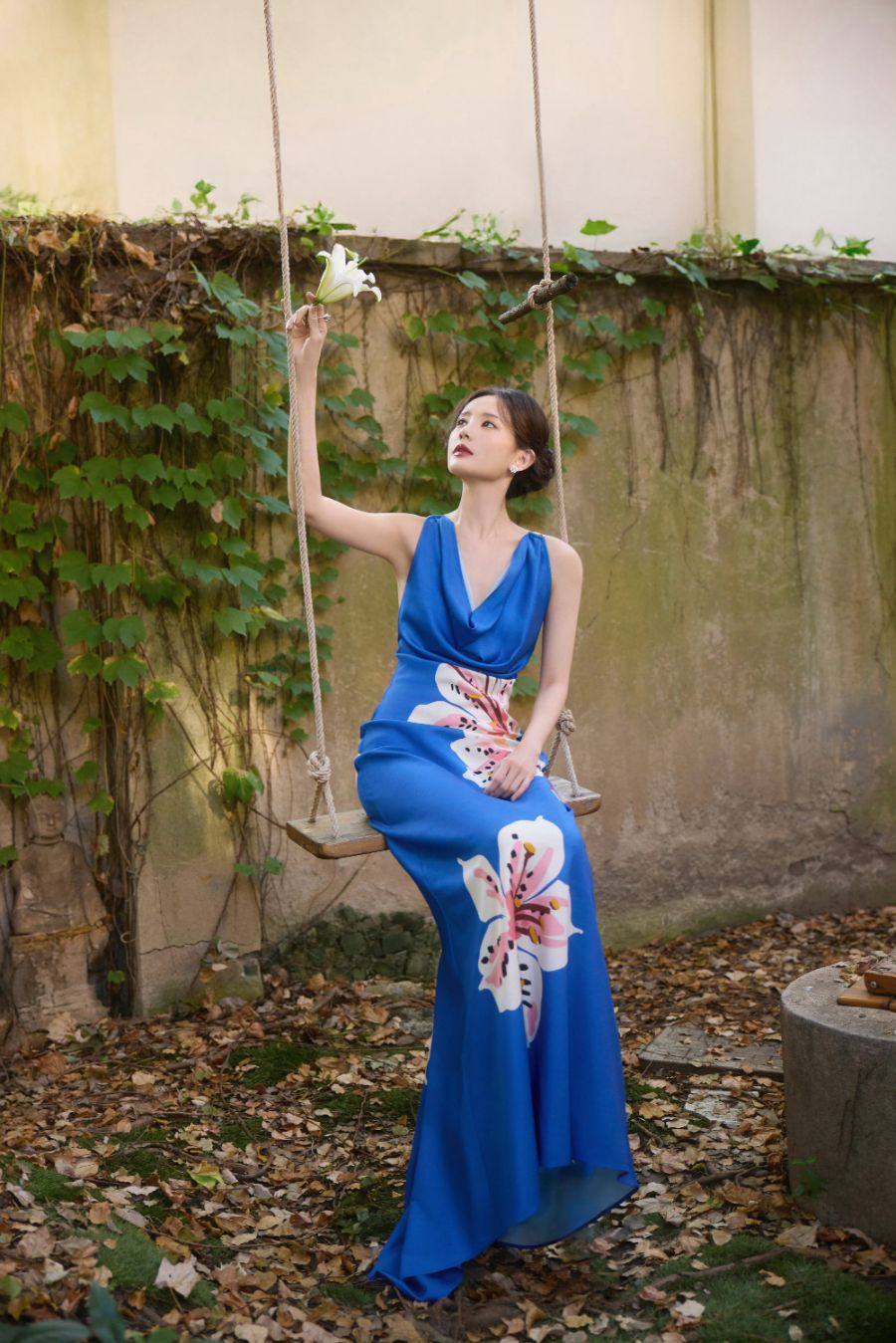 李一桐蓝色露背裙，大片既视感-第7张图片-风享汇
