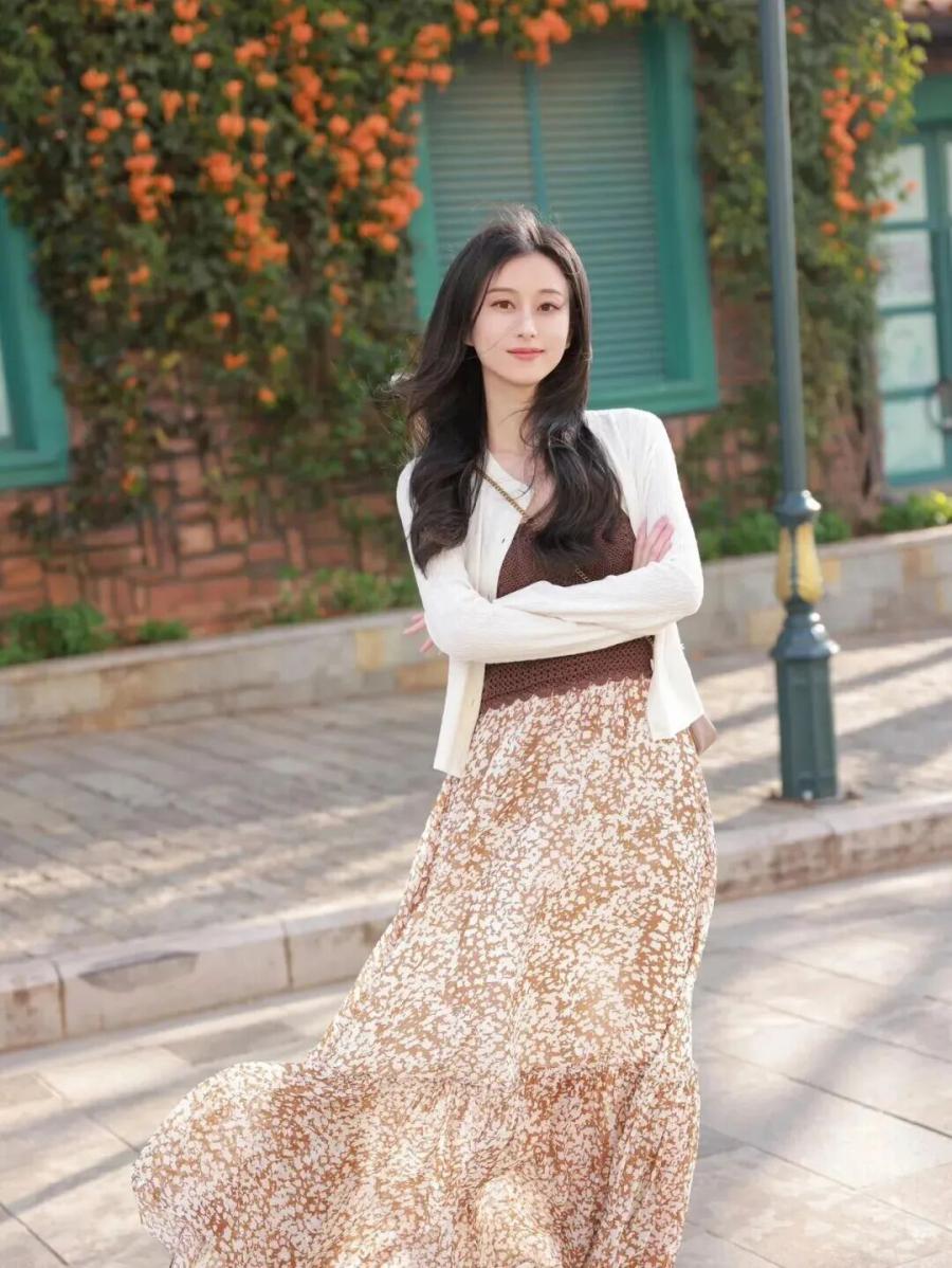 长裙拍照的10个姿势,清新唯美又自然上镜-第9张图片-风享汇 长裙拍照的10个姿势,清新唯美又自然上镜-第9张图片-风享汇