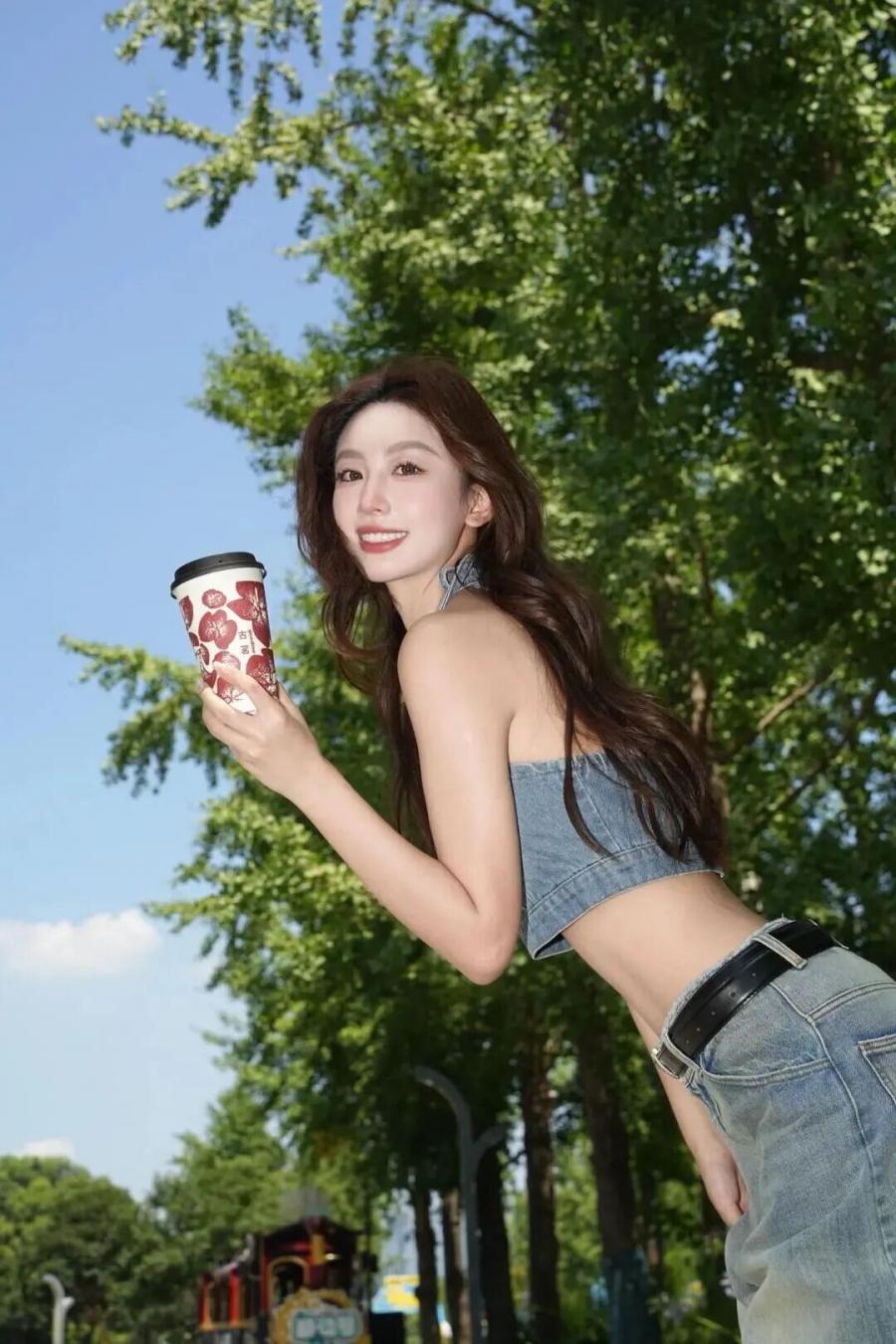 日常穿搭9个万能姿势,手残党也能轻松出片-第2张图片-风享汇 日常穿搭9个万能姿势,手残党也能轻松出片-第2张图片-风享汇