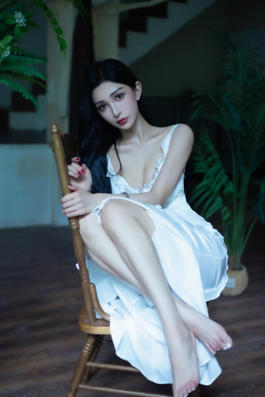 清冷居家风美女写真 ​​​-第4张图片-风享汇