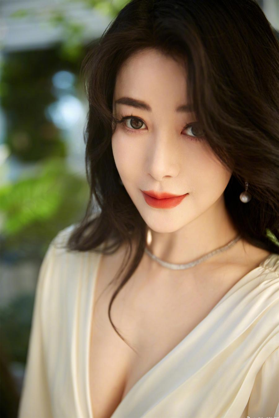 陈紫函白色长裙，大方温柔魅力满满-第1张图片-风享汇