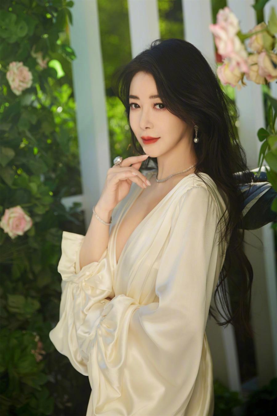 陈紫函白色长裙，大方温柔魅力满满-第3张图片-风享汇