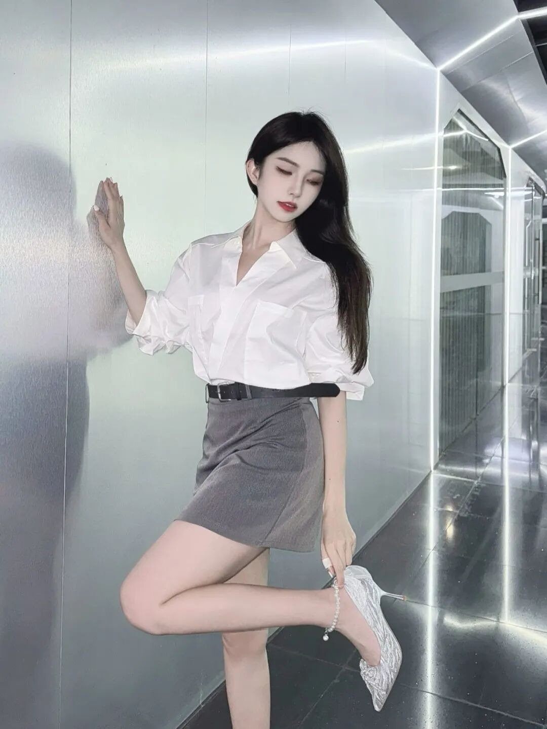 衬衫短裙,7个超A职场风拍照姿势-第2张图片-风享汇 衬衫短裙,7个超A职场风拍照姿势-第2张图片-风享汇