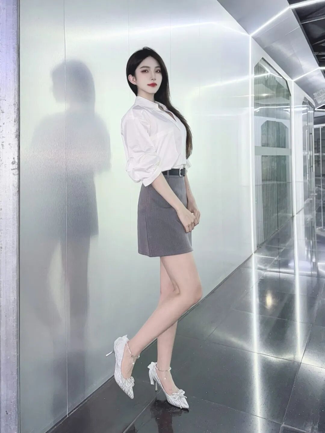 衬衫短裙,7个超A职场风拍照姿势-第8张图片-风享汇 衬衫短裙,7个超A职场风拍照姿势-第8张图片-风享汇