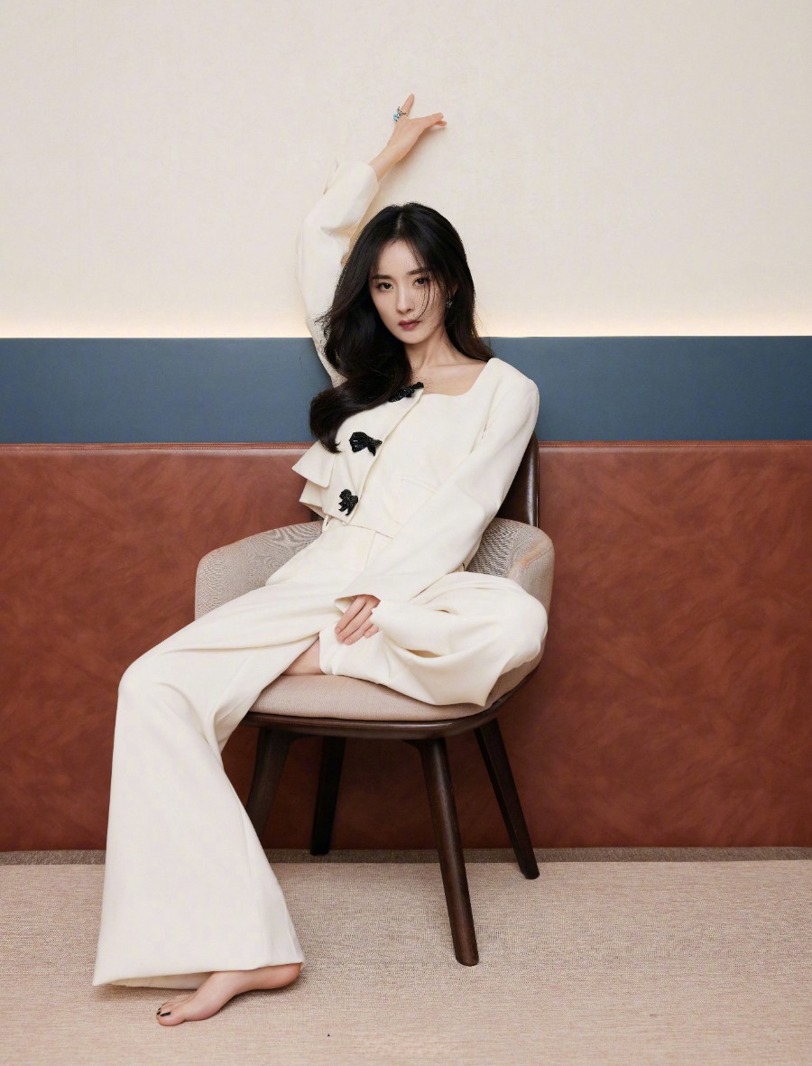 杨幂时尚写真大片，颜值与气质拉满！-第3张图片-风享汇