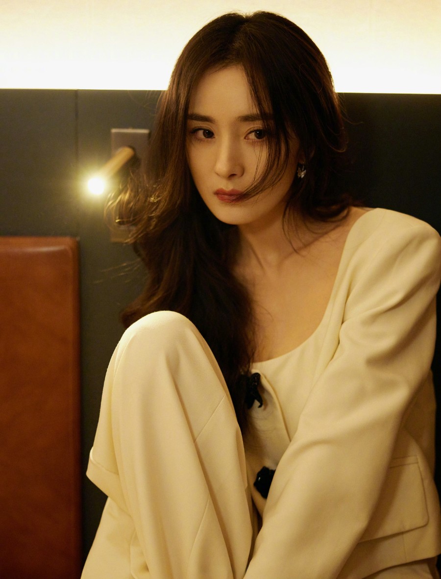 杨幂时尚写真大片，颜值与气质拉满！-第8张图片-风享汇