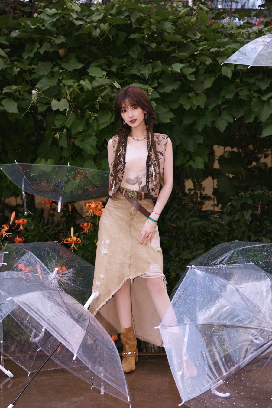 毛晓彤，撑伞的麻花辫姑娘甜美上线-第13张图片-风享汇