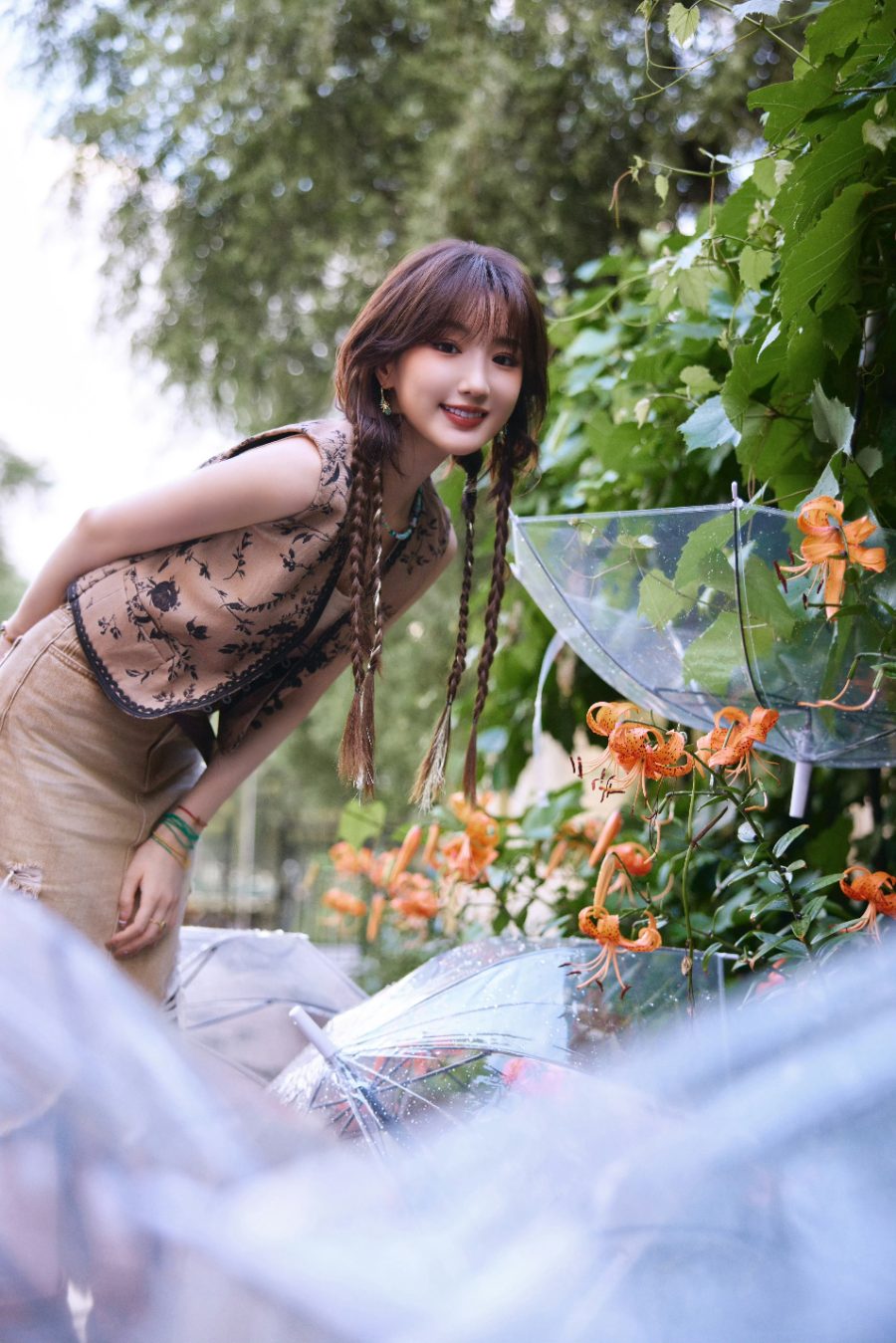 毛晓彤，撑伞的麻花辫姑娘甜美上线-第11张图片-风享汇