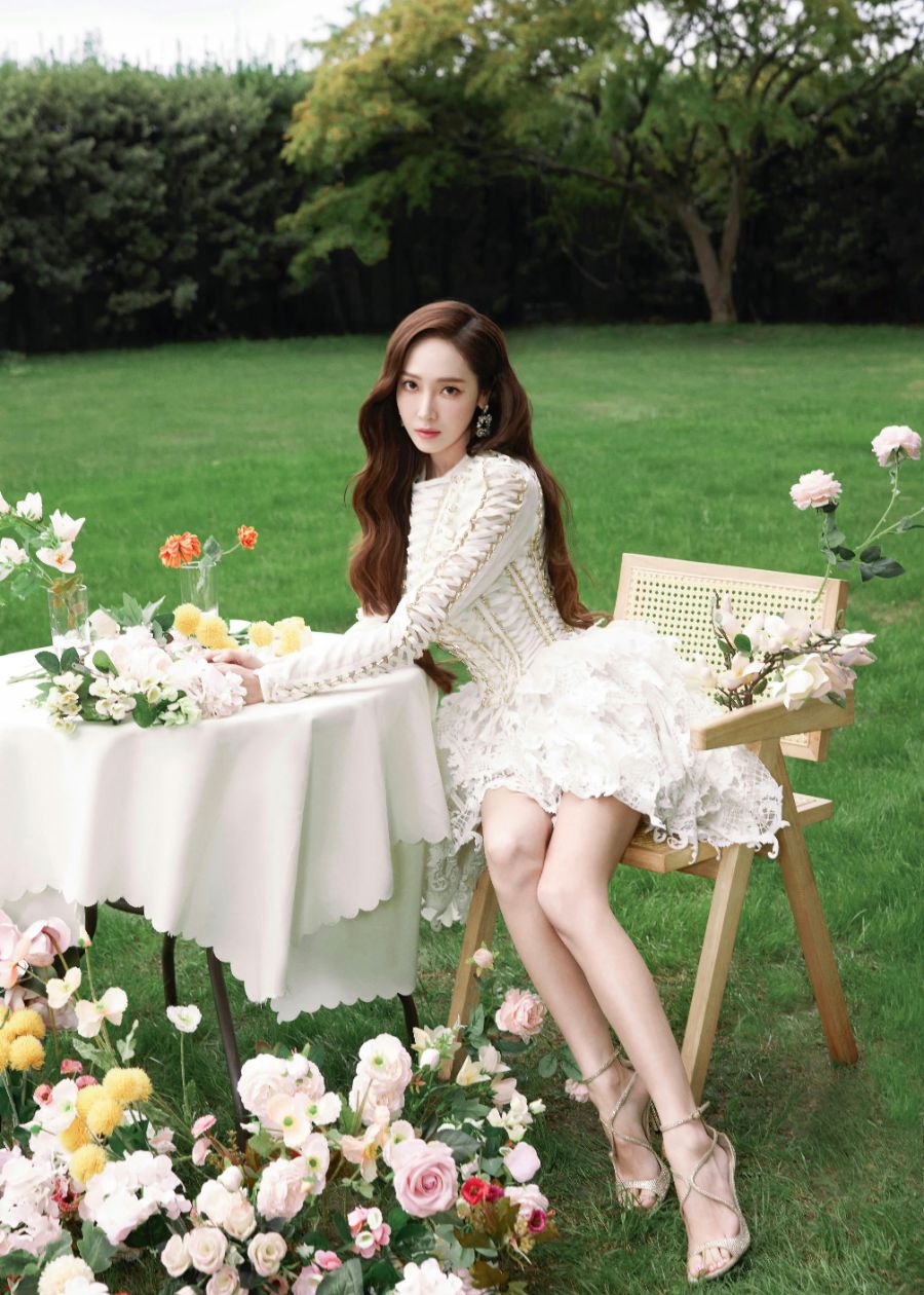 郑秀妍白裙美腿写真，自带鲜花气息的欧尼-第1张图片-风享汇