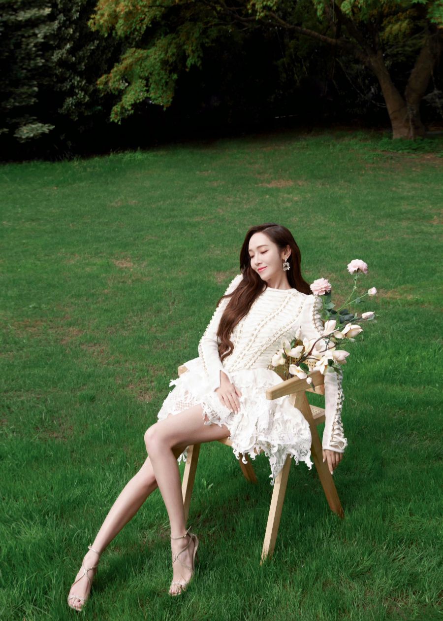 郑秀妍白裙美腿写真，自带鲜花气息的欧尼-第4张图片-风享汇