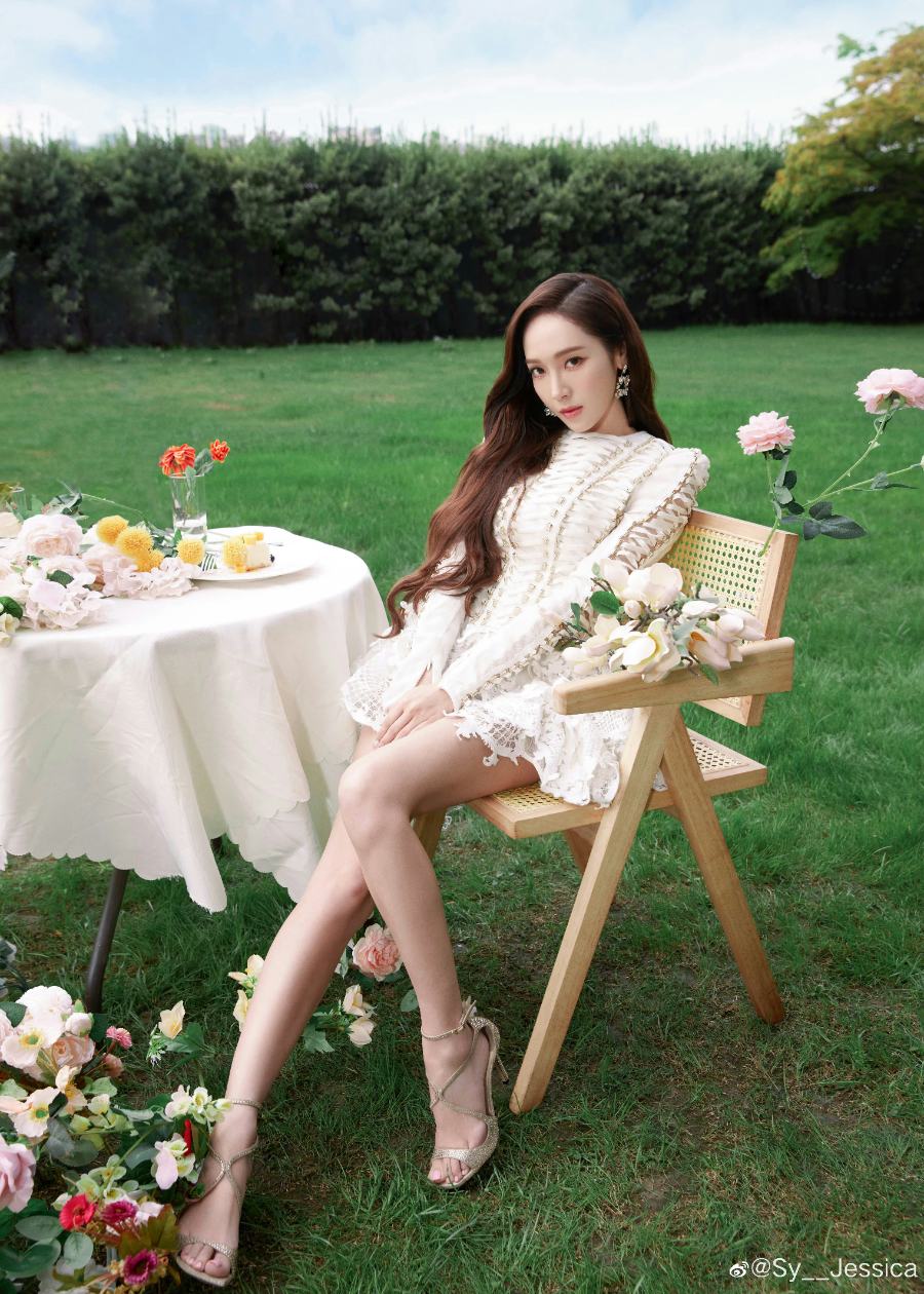 郑秀妍白裙美腿写真，自带鲜花气息的欧尼-第7张图片-风享汇