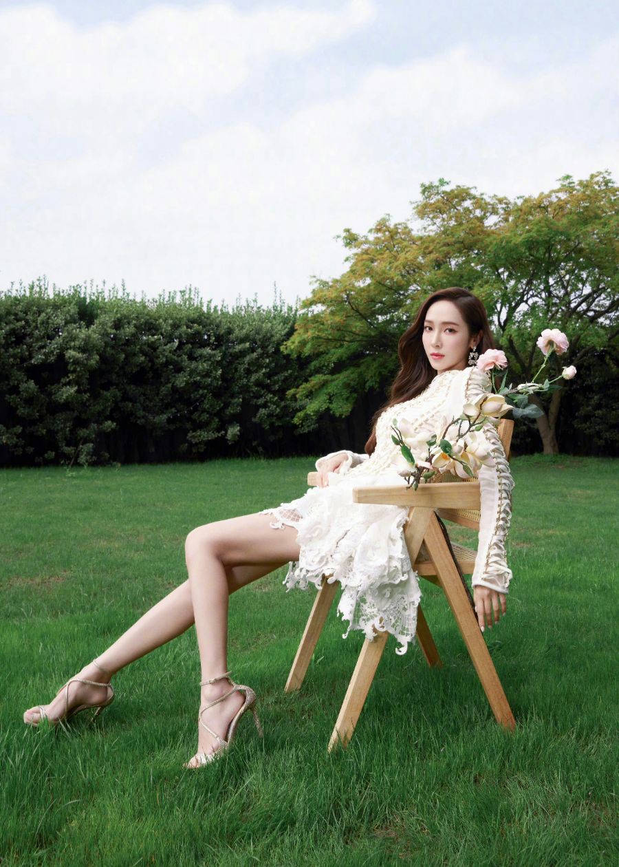 郑秀妍白裙美腿写真，自带鲜花气息的欧尼-第9张图片-风享汇