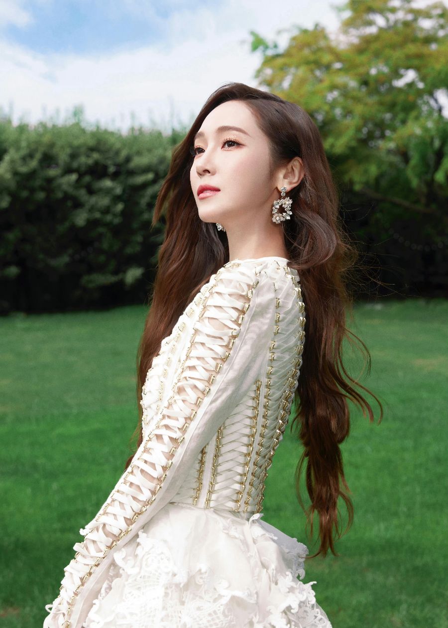 郑秀妍白裙美腿写真，自带鲜花气息的欧尼-第8张图片-风享汇