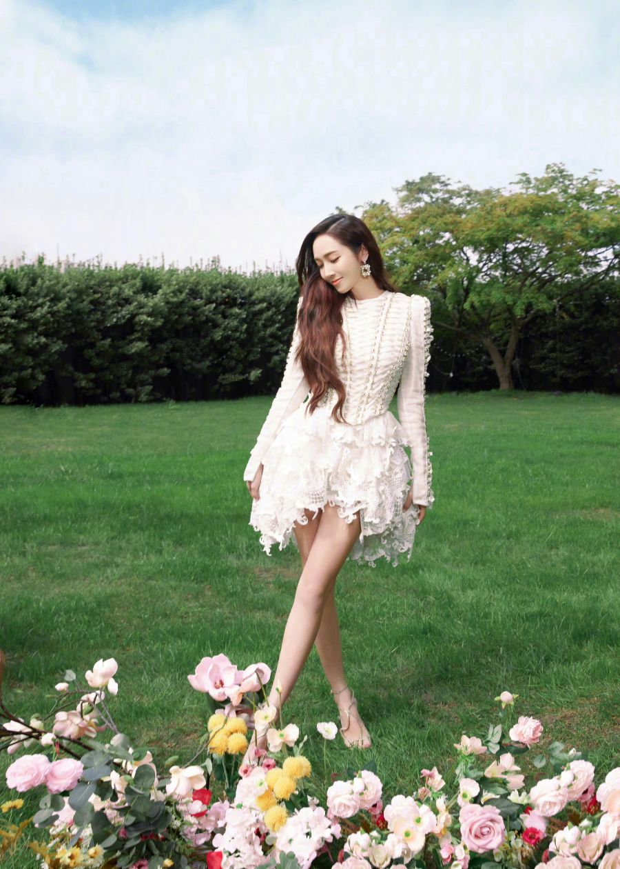 郑秀妍白裙美腿写真，自带鲜花气息的欧尼-第6张图片-风享汇