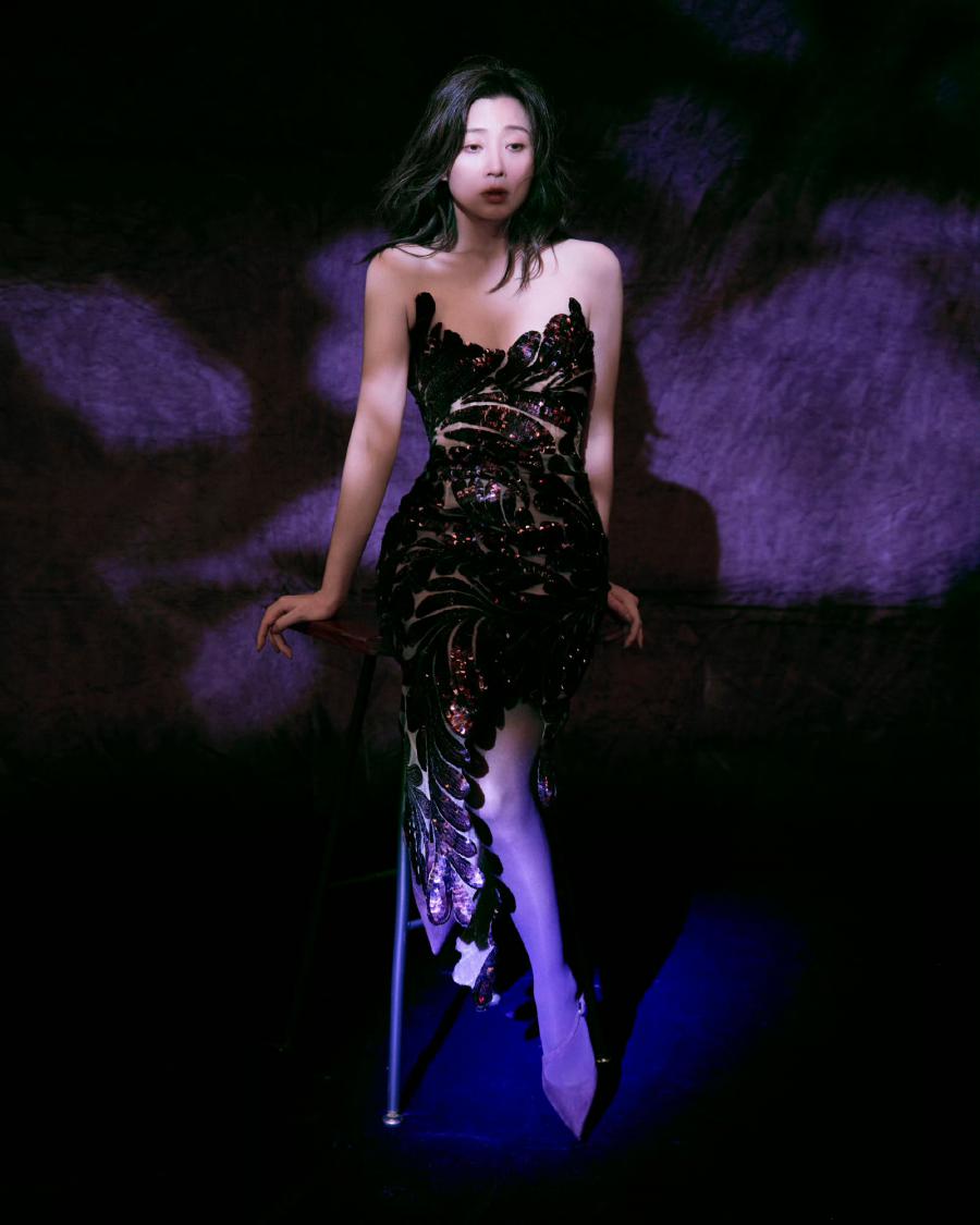 殷桃暗紫霓虹，璀璨风情-第4张图片-风享汇