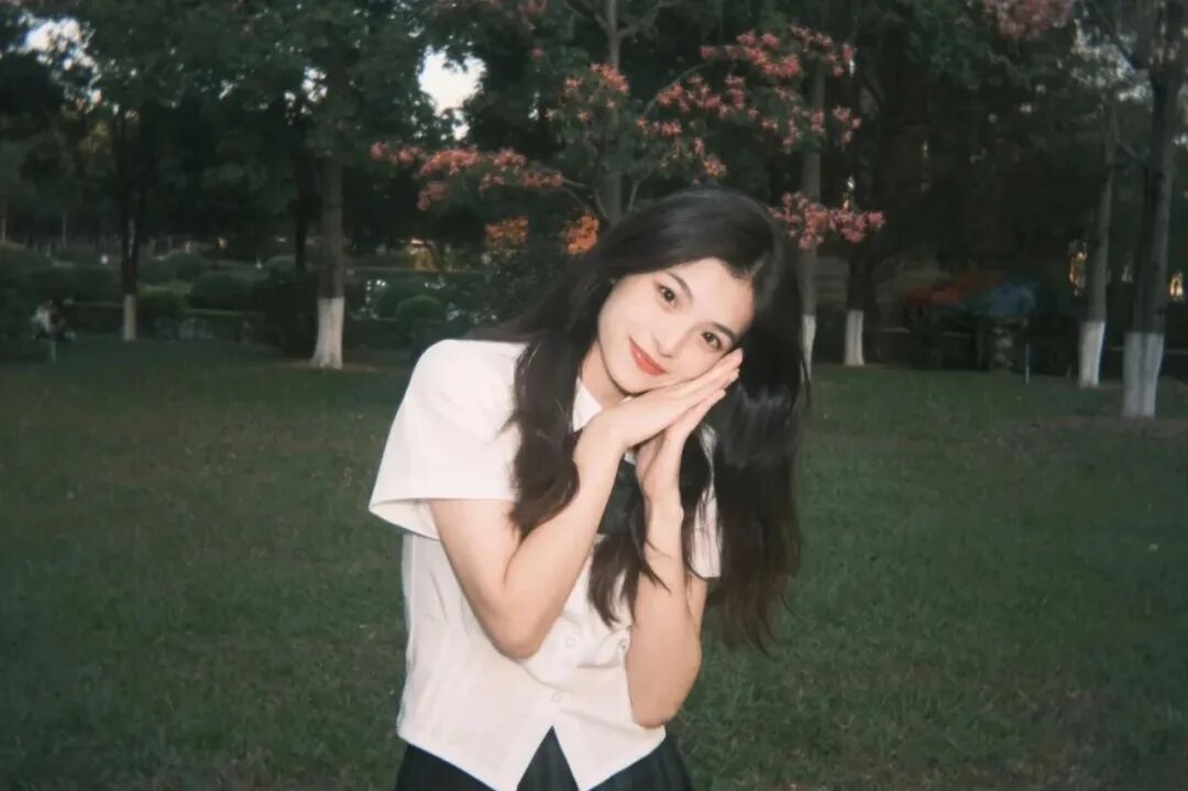 校园感写真9个好看的姿势，清纯甜美感直接拉满-第5张图片-风享汇